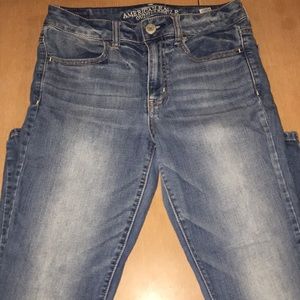 Size 6 light wash American Eagle jeans!